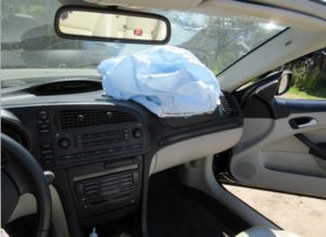 zwrot odszkodowania ubezpieczycielowi - wnętrze uszkodzonego samochodu