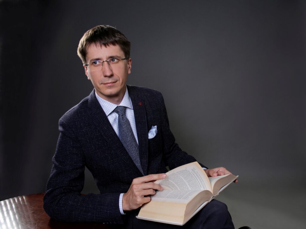 Adwokat Wojciech Kaczmarczyk - Uniwersytet Ekonomiczny w Katowicach (pracownik naukowy) Adwokat Wojciech Kaczmarczyk z książką (komentarzem)